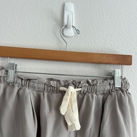 Wilfred Aritzia Drawstring Montrouge Crepe Shorts in Gray M - Picture 10 of 10